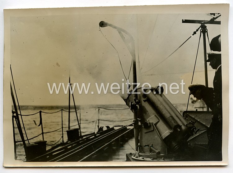 Kriegsmarine Pressefoto, Wasserbombenwerfer beim Feuern 30.10.1941