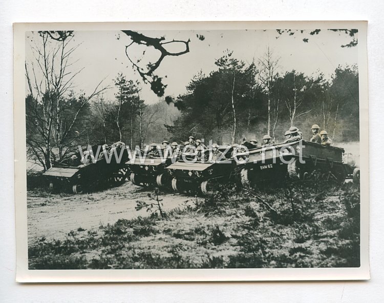3. Reich Pressefoto: Zur englischen Aufrüstung. Vorführung einer Tankbatterie der Artillerie mit schweren M.G.´s 23.2.1939
