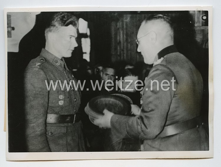 Wehrmacht Pressefoto: Ritterkreuzträger General der Infanterie Weisenberger überreicht an der Kandalakscha-Front einem finnischen Soldaten als Anerkennung für eine besondere Leistung ein Geschenk 1.6.1943