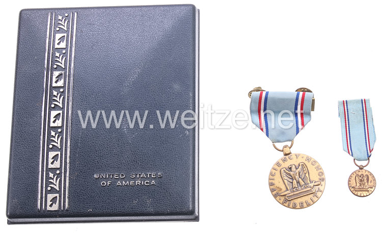 USA - Efficency Good Conduct Medal in Case with Miniature, Lapel Pin and Ribbon Bar  Bild 2