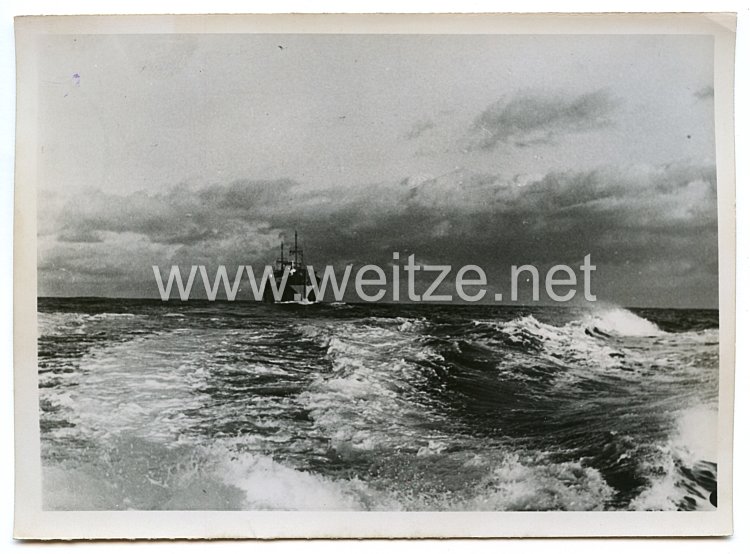 Kriegsmarine Pressefoto: Minensuchboot sichert Frachter 12.12.1940