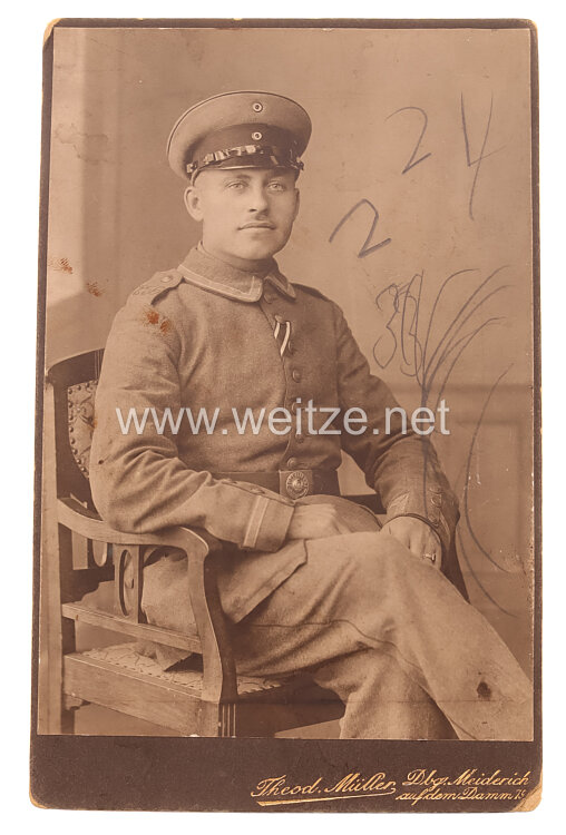 Preußen 1. Weltkrieg Kabinettfoto eines Unteroffiziers in feldgrauer Uniform im Reserve-Infanterie-Regiment Nr. 256