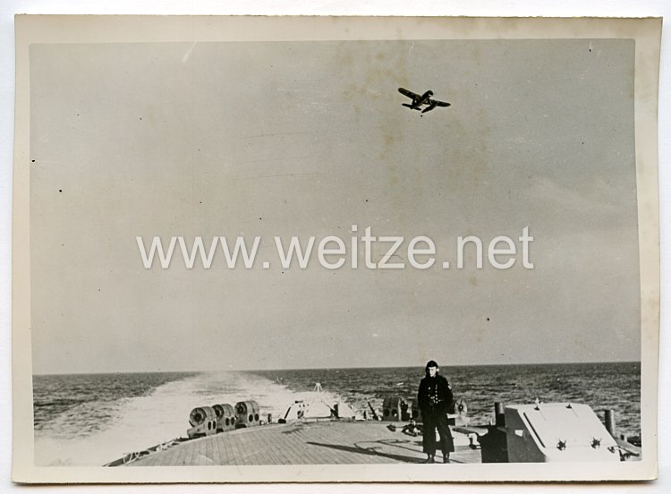 Kriegsmarine Pressefoto: das Bordflugzeug kehrt zurück 11.5.1941