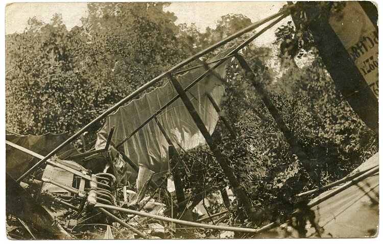 Foto Fliegerei 1.Weltkrieg: ein abgeschossenes englisches Flugzeug
