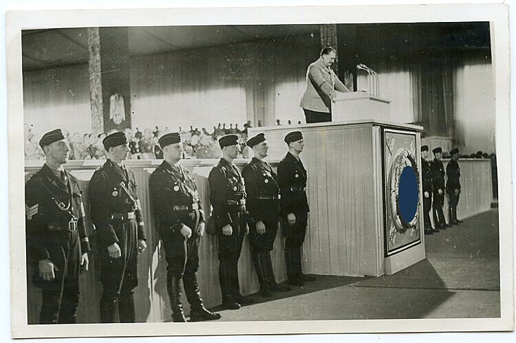 Foto, Hermann Goering bei einer Kundgebung vor Angehörigen der DAF bei dem Nürnberger Reichsparteitag
