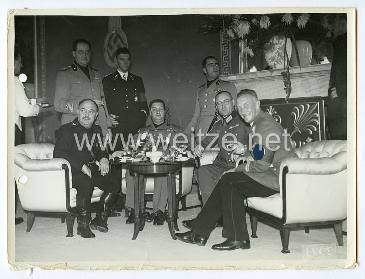 III. Reich Pressefoto: Hochdekorierte Offiziere beim Gespräch