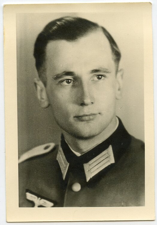 Wehrmacht Portraitfoto, Leutnant Adam Dyroff und später Ritterkreuzträger als Kommandeur des III. Panzer-Grenadier-Regiment.115