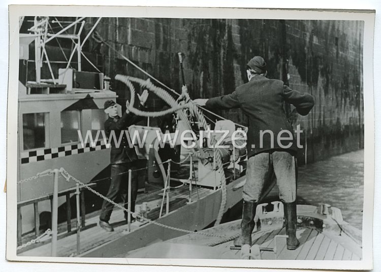 Kriegsmarine Pressefoto: Minenräumboot macht in einem Kanalhafen fest