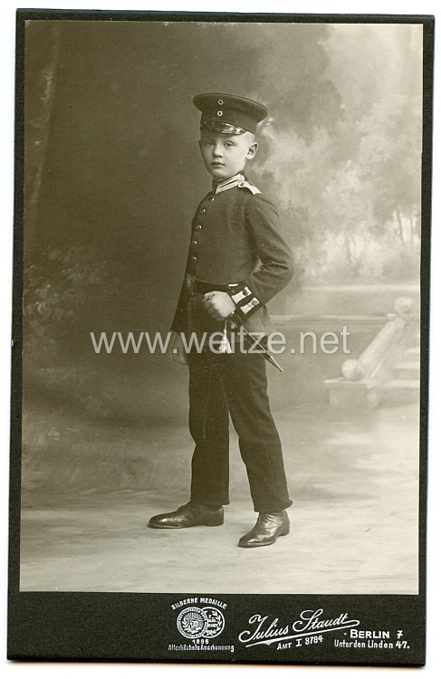 Portraitfoto Deutsches Reich: kleiner Junge im Uniform und Seitengewehr 