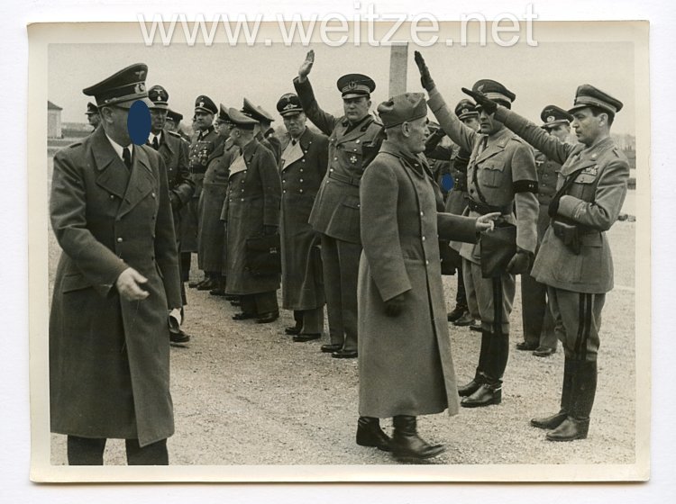 III. Reich Pressefoto. Der Duce begrüßt einen verwunderten Italienischen Offizier 25.4.1944