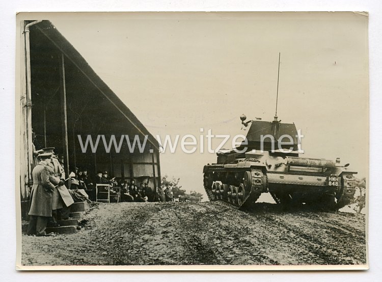 III. Reich Pressefoto. Den Mitgliedern des englischen Parlaments werden die letzten Typen der Armeeaufrüstung in Aldershof gezeigt. 22.2.1939.