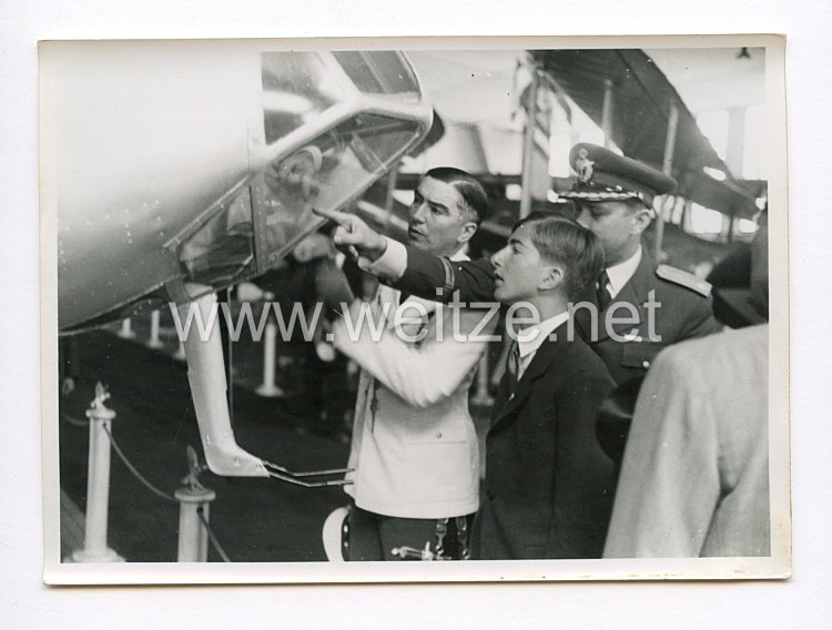 III. Reich Pressefoto. S.M. König Peter auf einer aeronautischen Ausstellung. Belgrad. 