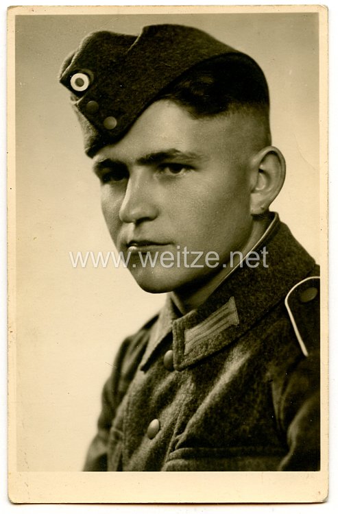 Wehrmacht Heer Portraitfoto, Soldat der Infanterie mit Schiffchen