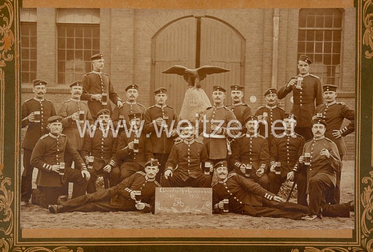 Preußen Gerahmtes Gruppenfoto "1. Landwehrkompagnie Okt. 1910." Kaiser Franz Garde-Grenadier-Regiment Nr. 2 Bild 2