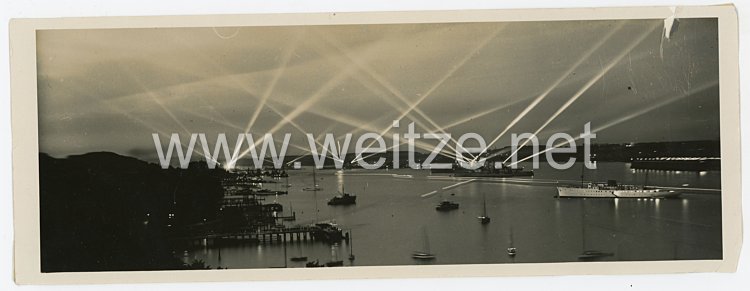 Kriegsmarine Foto, Kriegsschiffe beleuchten den Hafen