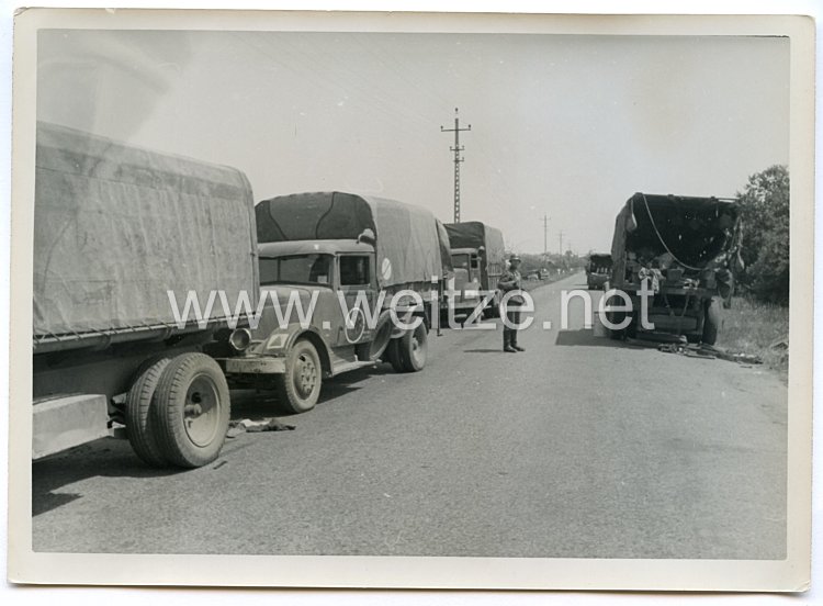 Wehrmacht Pressefoto: LKWs auf der Rollbahn (Frankreich)