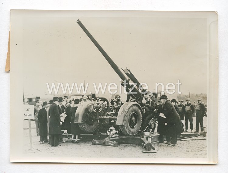 3. Reich Pressefoto: In Adlershot wurden jetzt die neuesten Typen der Waffen der englischen Armee gezeigt 23.2.1939