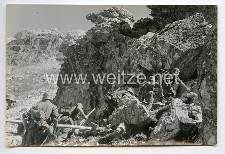 Wehrmacht Heer Pressefoto: Der Stosstrupp in schwierigen Gelände