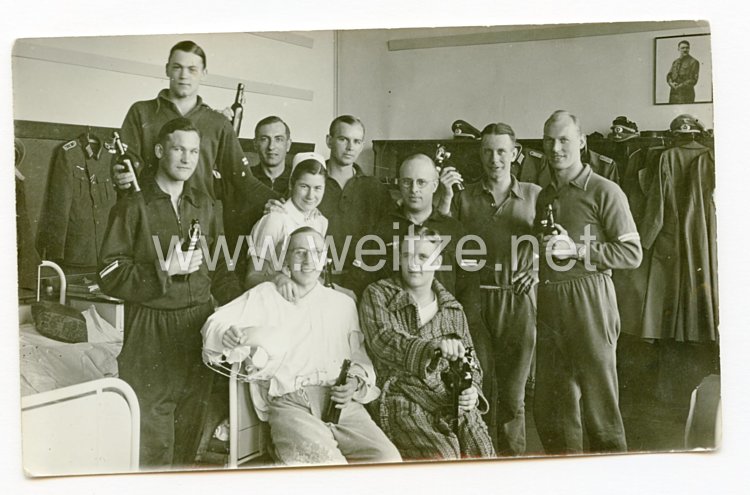 Wehrmacht Gruppenfoto, Unteroffizier im Sportanzug im Lazarett