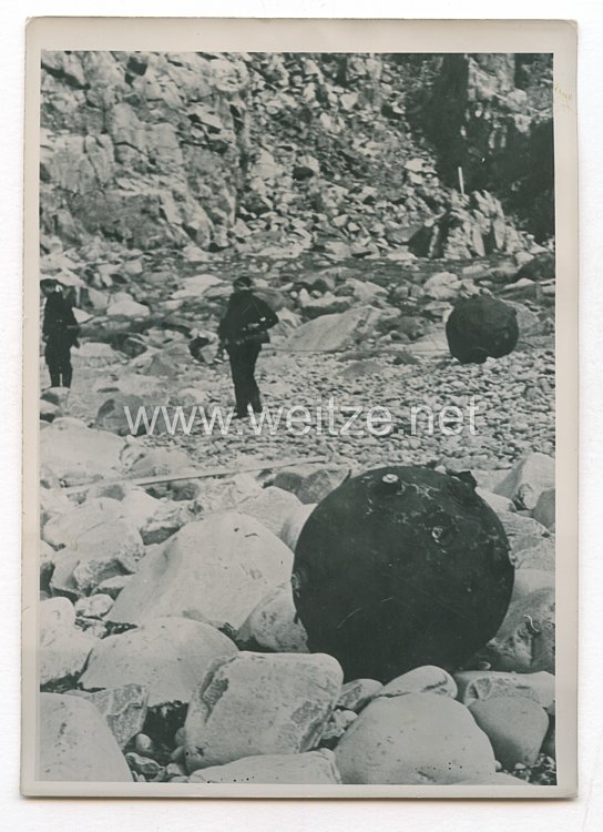 Kriegsmarine Pressefoto: Seeminen wurden an Land gespült der Eismeerküste