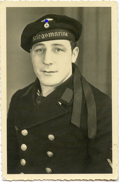 Portraitfoto eines Gefreiten der Kriegsmarine mit Colani