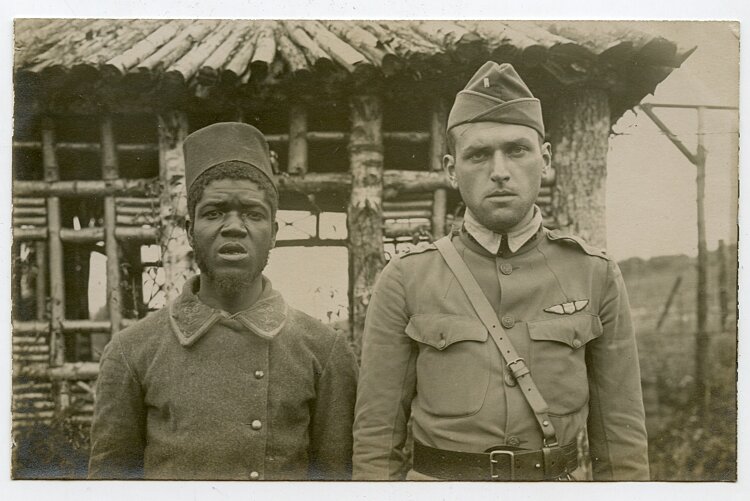 Foto, Gefangener Amerikanischer Pilot und ein Soldat aus den Französischen Kolonien