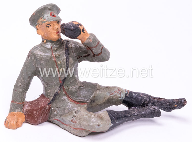 Elastolin - Heer Lagerleben - Soldat mit Schirmmütze liegend trinkend