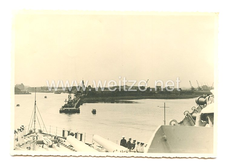 Kriegsmarine Foto, Kriegsschiff läuft aus