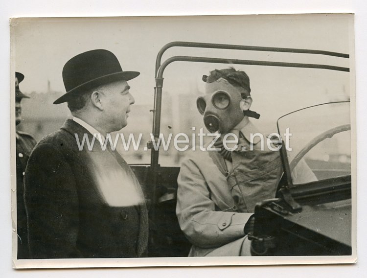 England 2. Weltkrieg Pressefoto: englischer Zivilist mit Gasmaske 