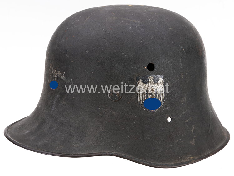 Wehrmacht Stahlhelm M 17 mit 2 Emblemen von einen GI erbeutet 