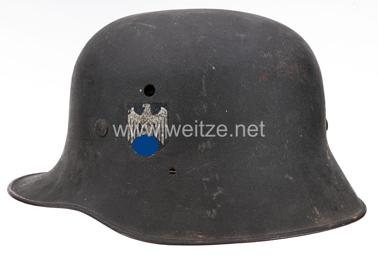 Wehrmacht Stahlhelm M 17 mit 2 Emblemen von einen GI erbeutet  Bild 2