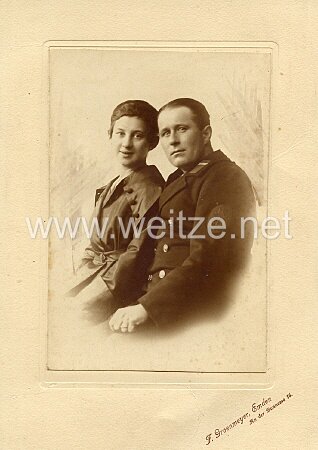 Kabinettfoto Kaiserliche Marine Ober-Maschinistenmaat im Überzieher mit seiner Frau