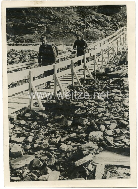 Wehrmacht Pressefoto, Soldaten Marschieren über eine Holzbrücke