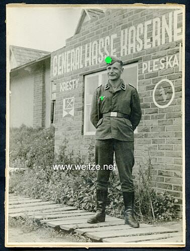 Foto, Unteroffizier der Luftwaffe vor dem Eingang zur General Hasse Kaserne