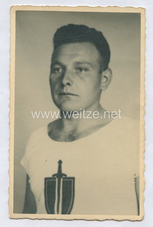 Wehrmacht Heer Portraitfoto, Soldat im Sporthemd