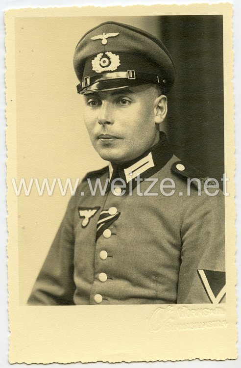 Wehrmacht Fotoportrait eines Gefreiten mit Schirmmütze im Pioniere Btl.34