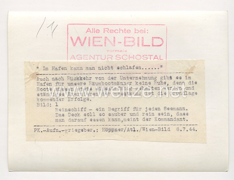 Kriegsmarine Pressefoto: Matrosen machen das Deck sauber 6.7.1944 Bild 2