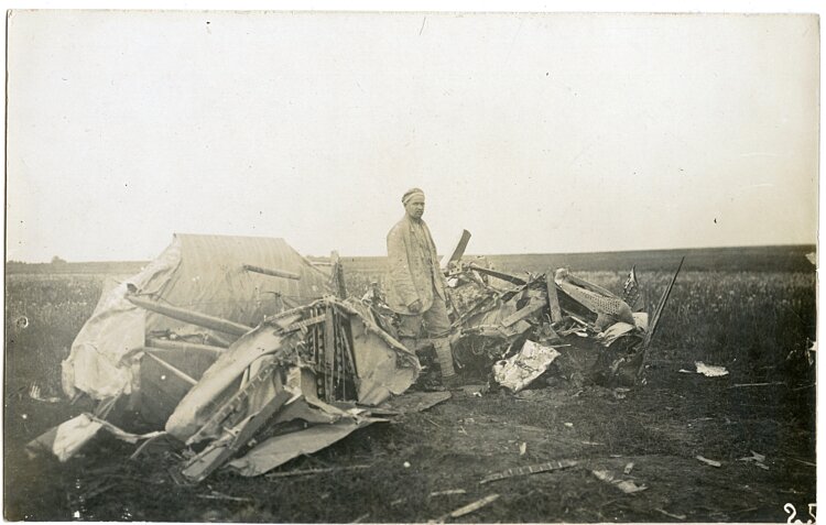 Foto Fliegerei 1.Weltkrieg: ein abgestürzter Flieger bei Fresnes (Frankreich)