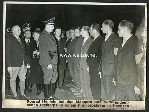 Pressefoto, Konrad Henlein bei den Männern des Sudetendeutschen Freikorps in einem Freikorpslager in Sachsen