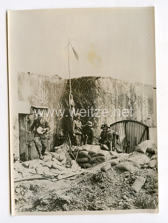 III. Reich Pressefoto. Weisse Fahne über einem Maginot-Bunker. 23.6.1940.