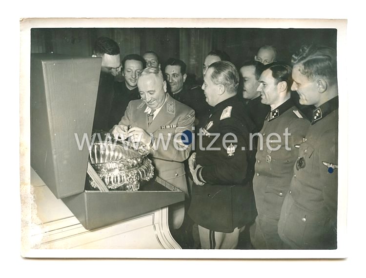 3. Reich Pressefoto: Präsident Capoferri überreicht Dr. Ley ein Geschenk aus Venedig 