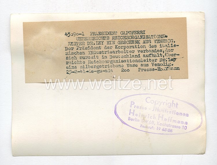 3. Reich Pressefoto: Präsident Capoferri überreicht Dr. Ley ein Geschenk aus Venedig  Bild 2