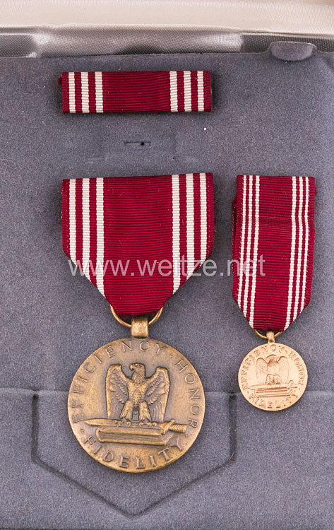 USA - Good Conduct Medal in Case with Miniature and Ribbon Bar  Bild 2