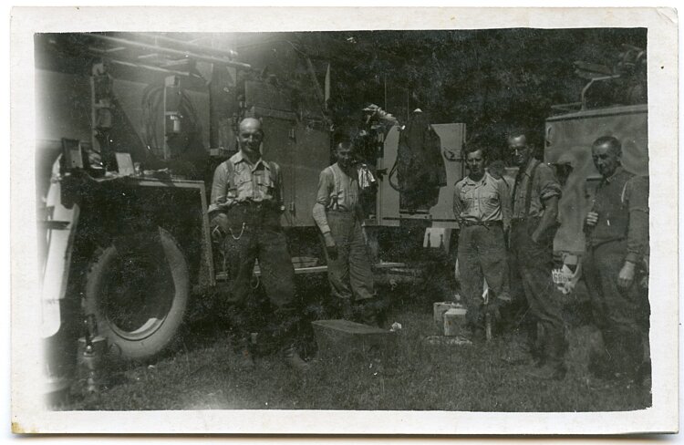 Foto, Angehörige der Luftwaffe vor einem LKW