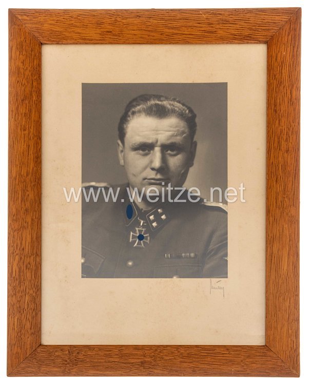 Waffen-SS großes gerahmtes Portraitfoto, Träger des Ritterkreuz des Eisernen Kreuzes SS-Sturmbannführer Wilhelm Dietrich, zuletzt Kommandeur des SS-Polizei-Panzergrenadier-Regiments 3