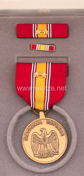 USA - National Defense Medal in Case with Lapel Pin and Ribbon Bar Bild 2