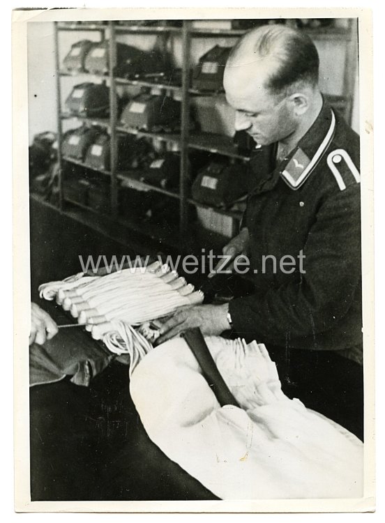 Luftwaffe Pressefoto: Ein Fliegerhorst-Spezialist. Fallschirmlegen erfordert besondere Sorgfalt. 21.3.1940