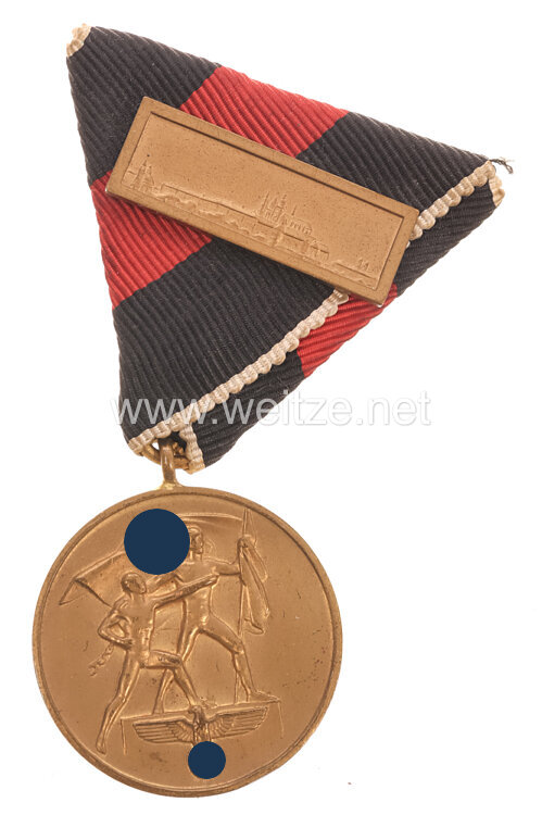 Medaille zur Erinnerung an den 1. Oktober 1938 (Anschluss Sudetenland) mit aufgelegter Spange "Prager Burg"