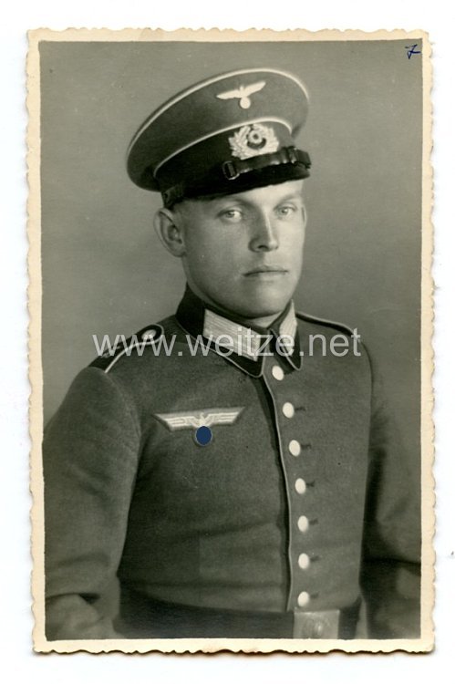 Wehrmacht Heer Portraitfoto eines Soldaten mit Waffenrock