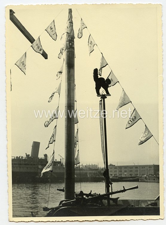 Kriegsmarine Foto, Turm von U-Boot U48 mit Abschusswimpeln und 3 x schwarzer Kater 